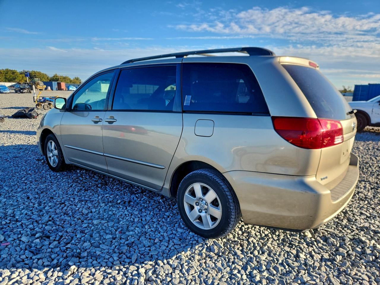 2004 TOYOTA SIENNA XLE photo 2