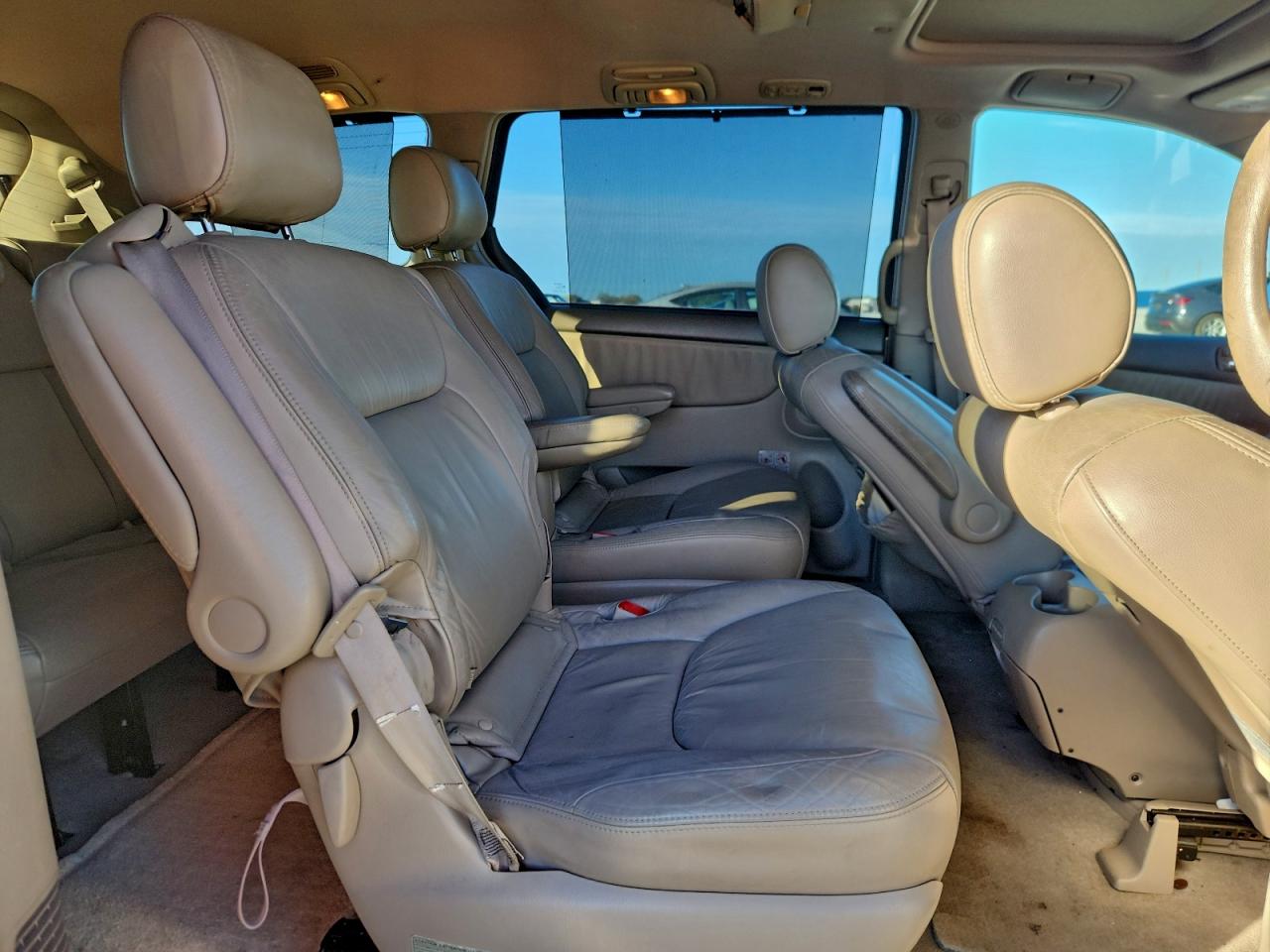 2004 TOYOTA SIENNA XLE photo 11