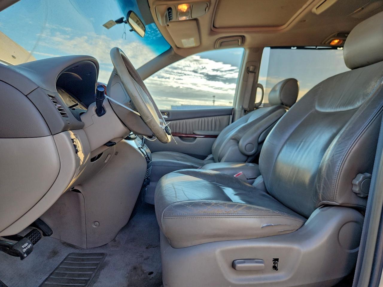 2004 TOYOTA SIENNA XLE photo 7