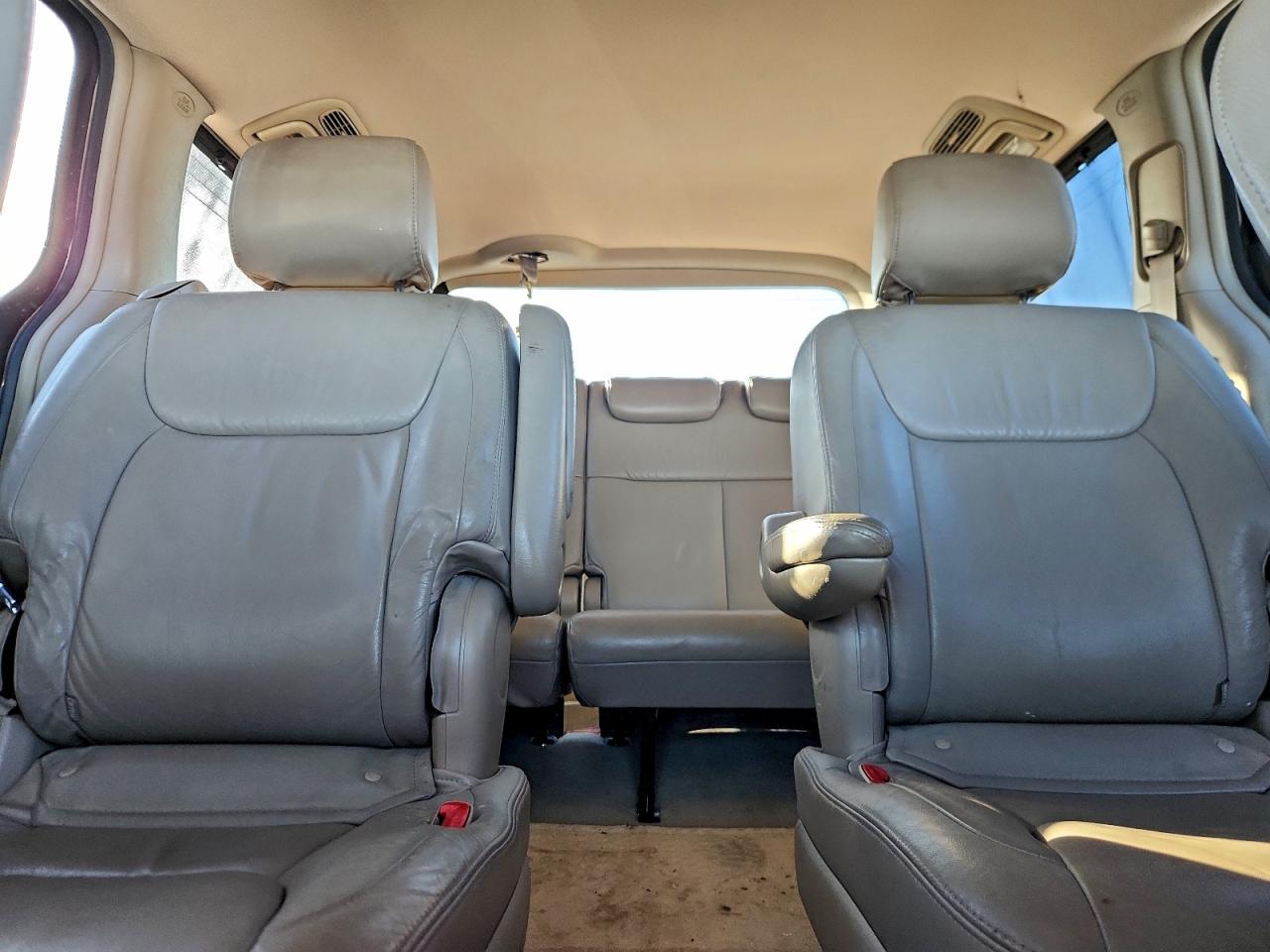 2004 TOYOTA SIENNA XLE photo 10