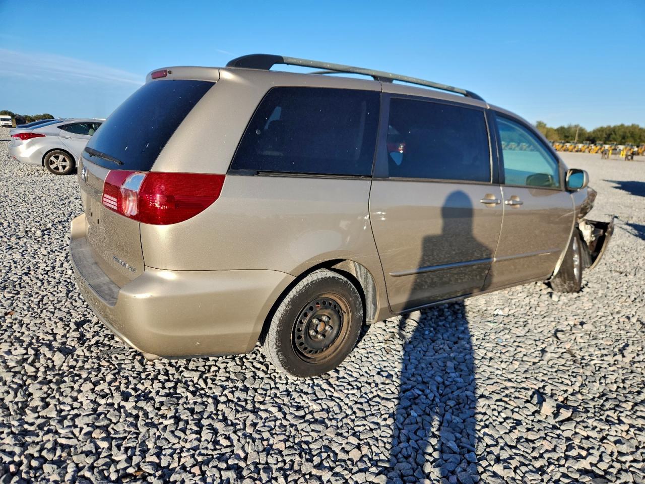 2004 TOYOTA SIENNA XLE photo 3