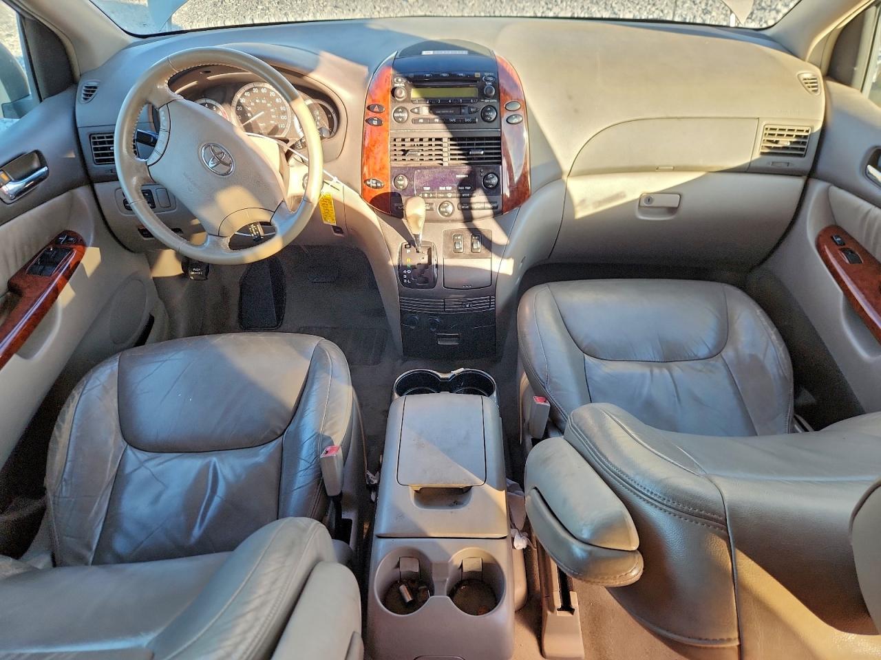 2004 TOYOTA SIENNA XLE photo 8