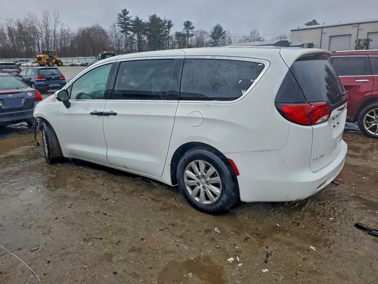 2021 CHRYSLER VOYAGER L photo 2