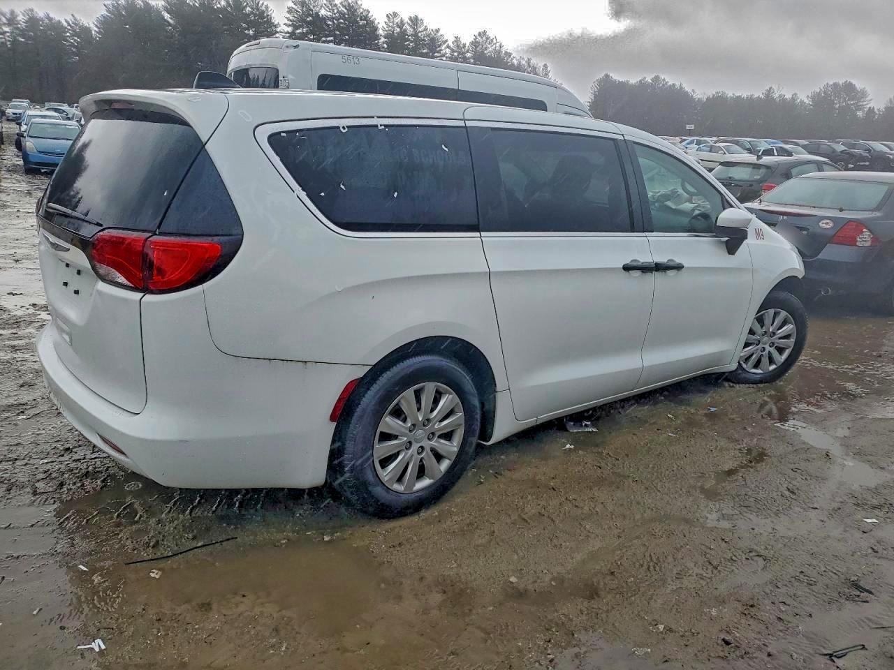 2021 CHRYSLER VOYAGER L photo 3