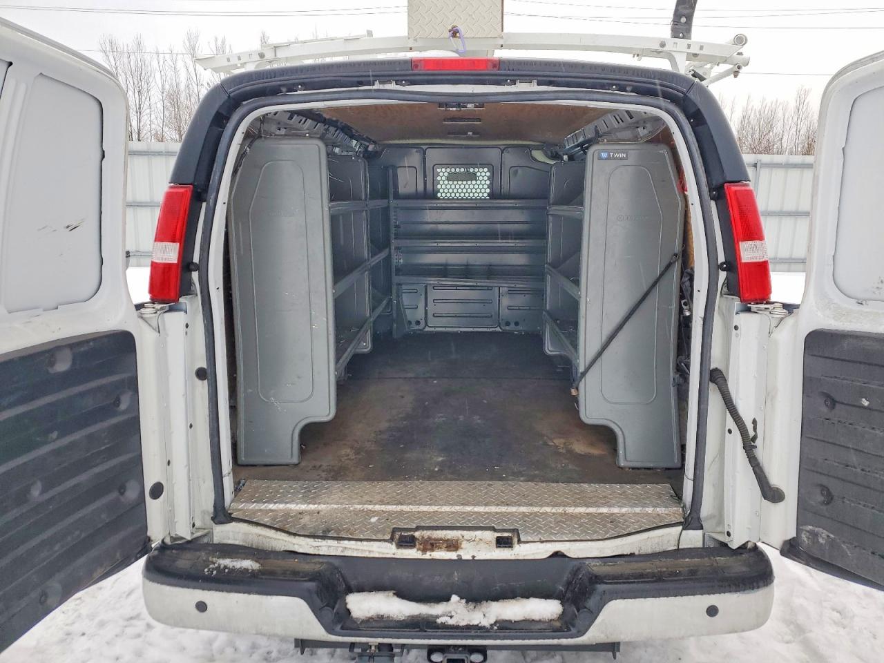 2023 GMC SAVANA G2500 photo 10