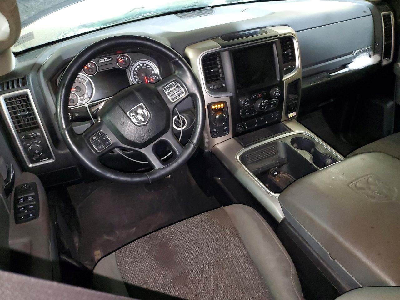 2016 RAM 1500 SLT photo 8