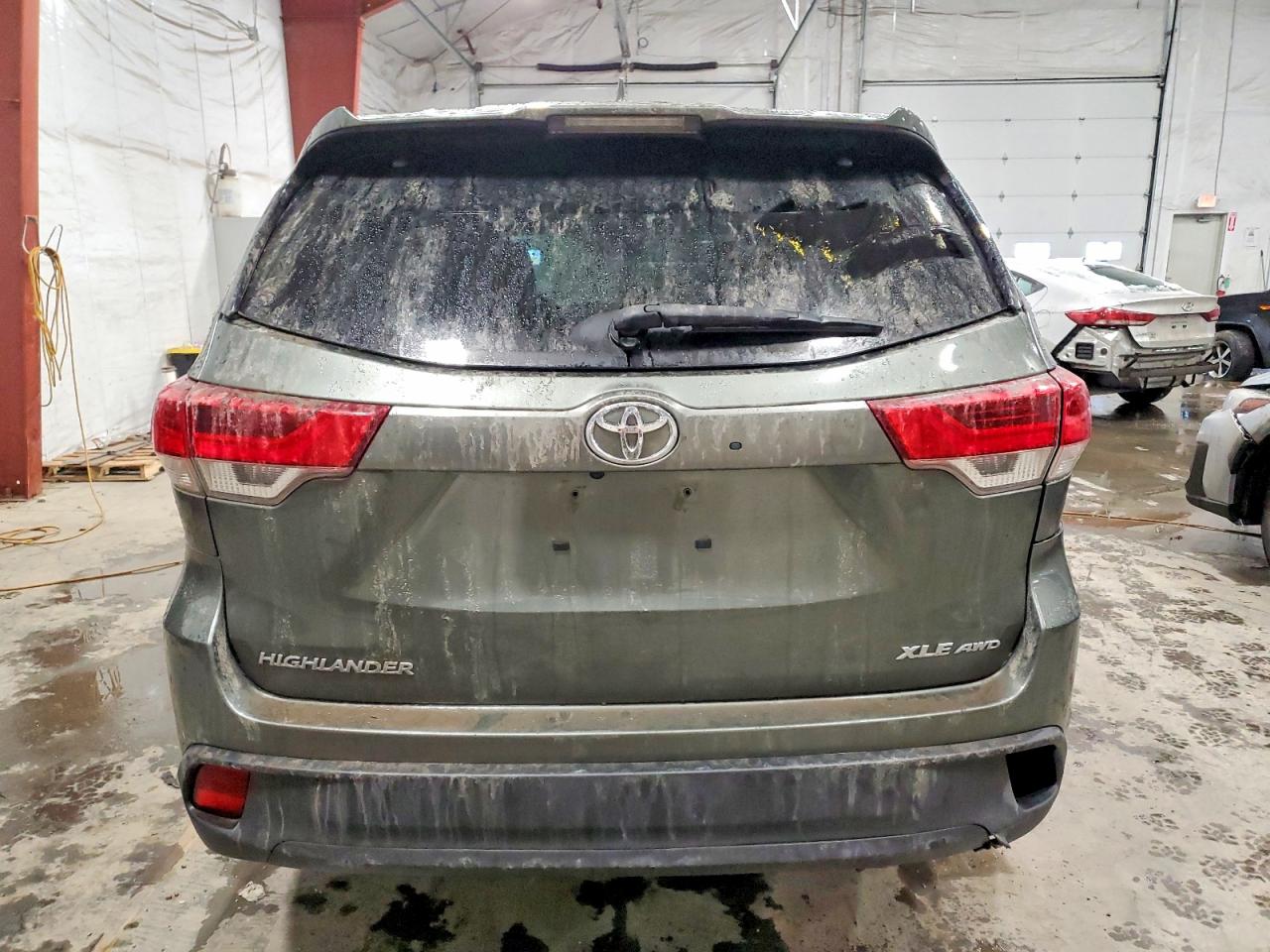 2018 TOYOTA HIGHLANDER SE photo 6