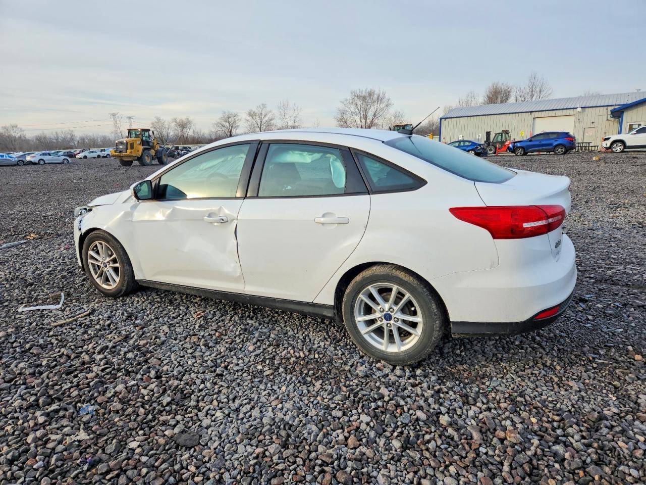 2015 FORD FOCUS SE photo 2