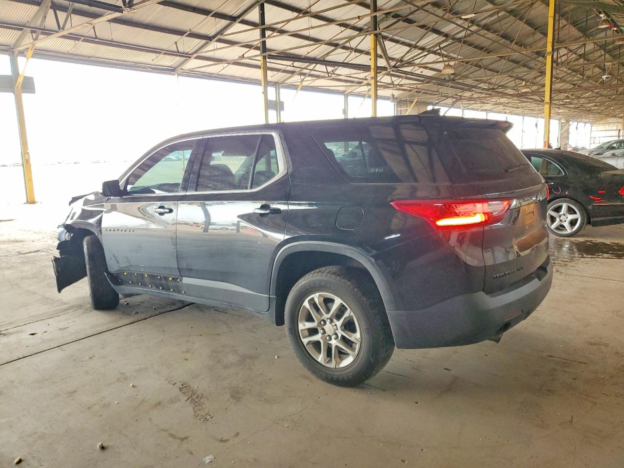 2019 CHEVROLET TRAVERSE LS photo 2