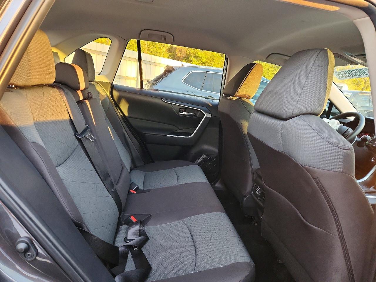 2025 TOYOTA RAV4 XLE photo 10