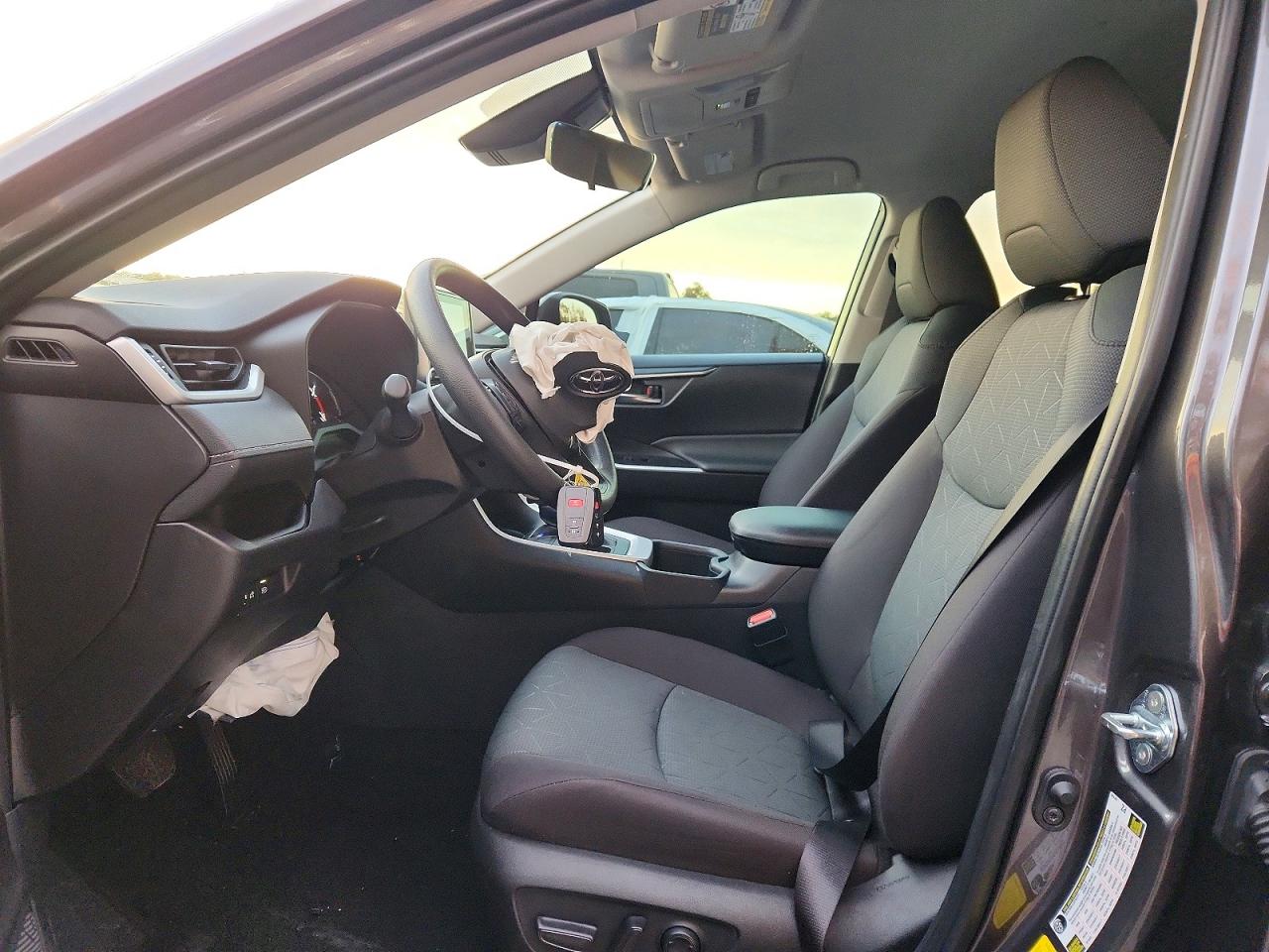 2025 TOYOTA RAV4 XLE photo 7