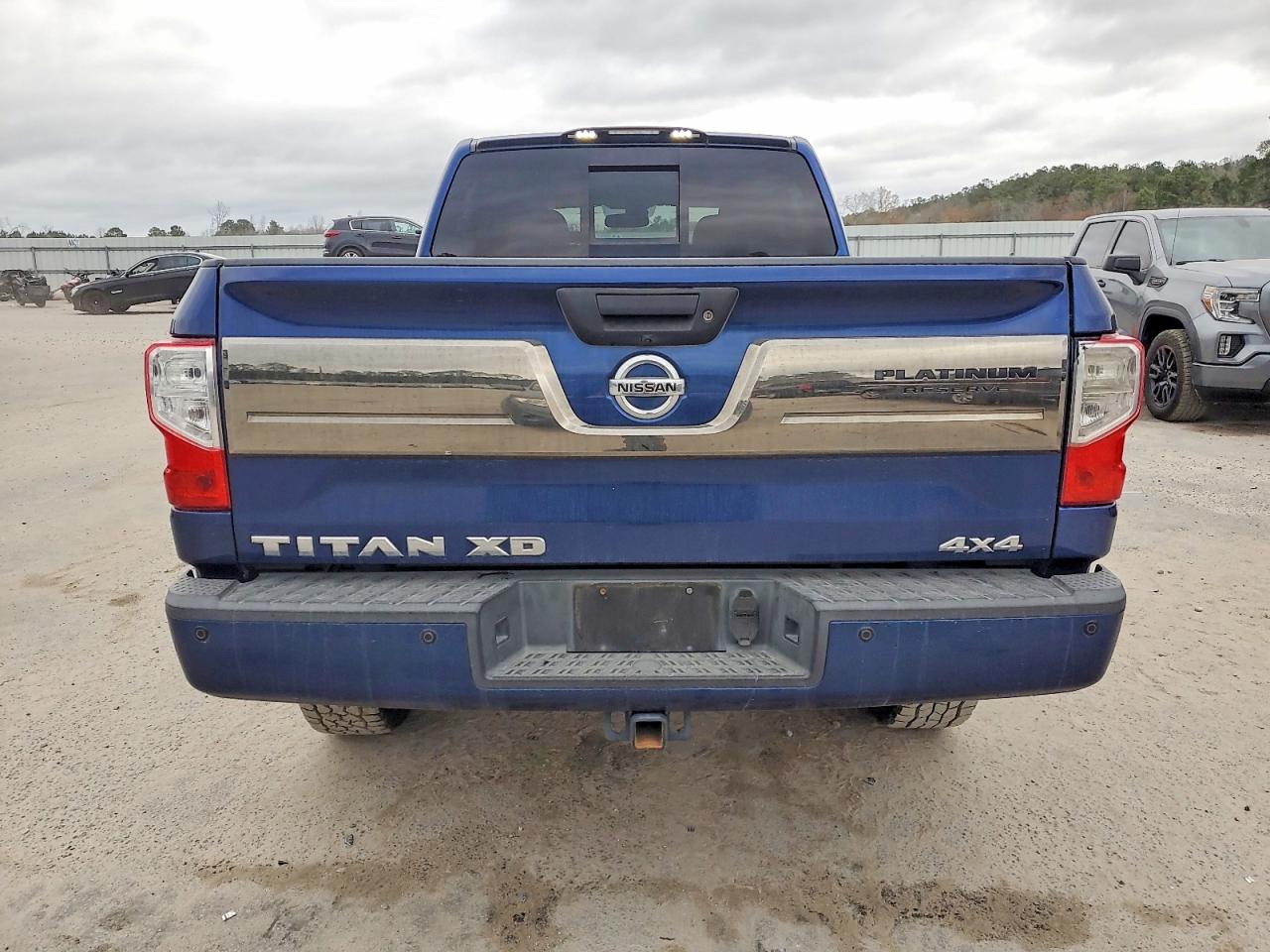 2017 NISSAN TITAN XD SL photo 11
