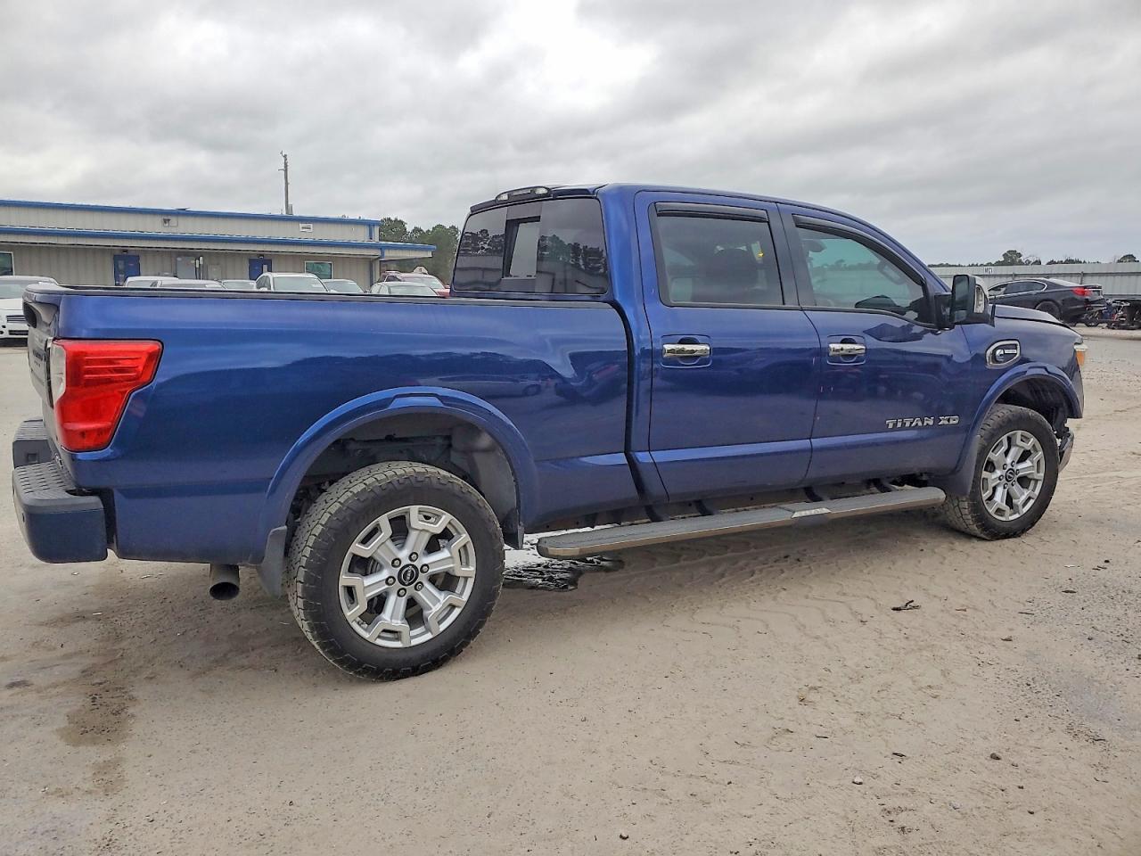 2017 NISSAN TITAN XD SL photo 5