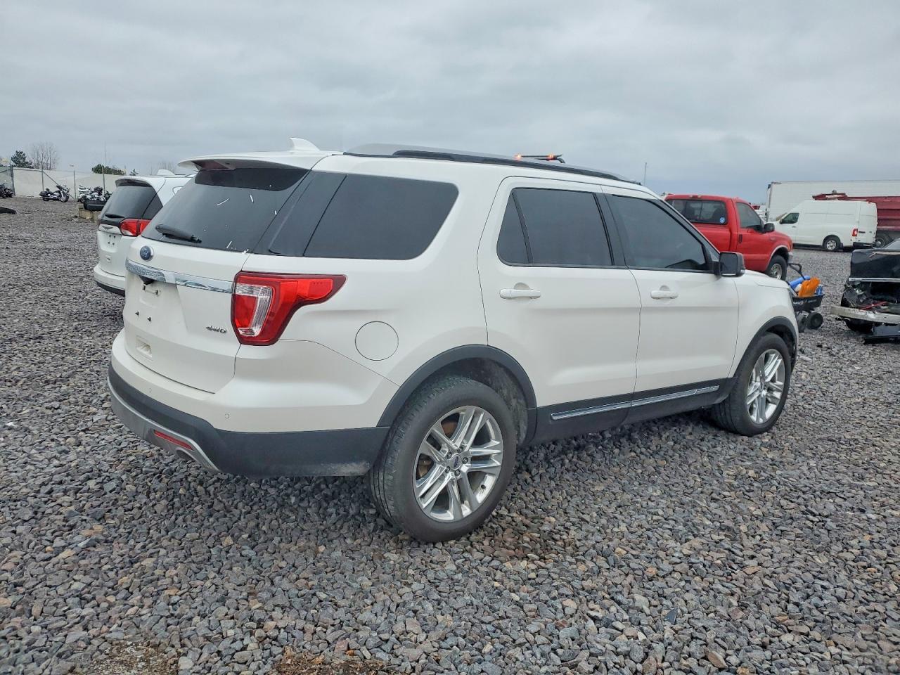2017 FORD EXPLORER XLT photo 3