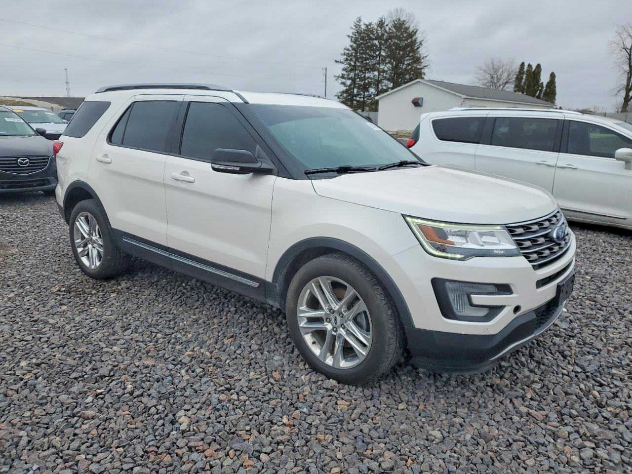 2017 FORD EXPLORER XLT photo 4