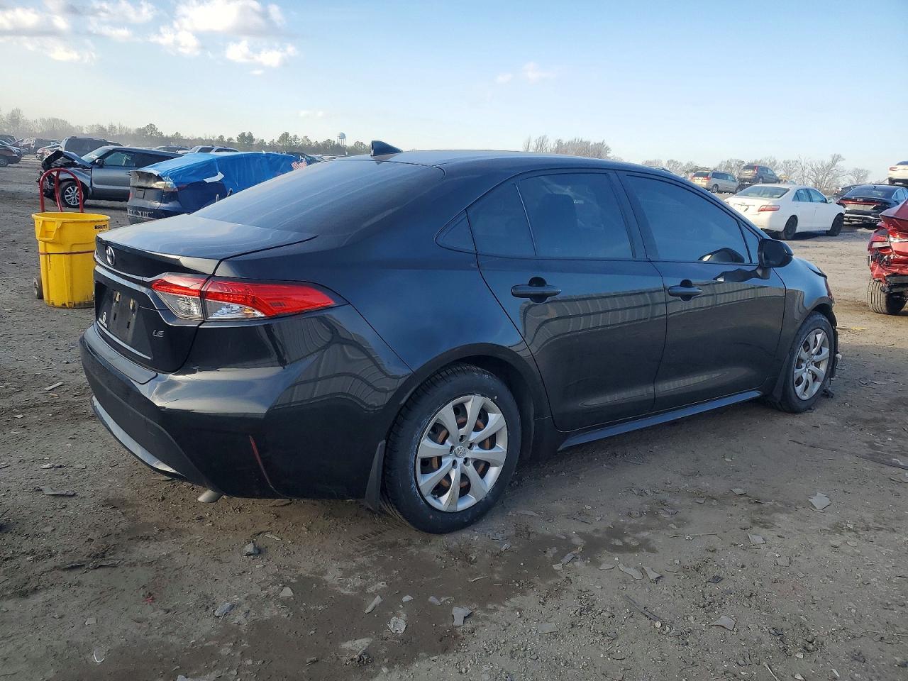2021 TOYOTA COROLLA LE photo 3