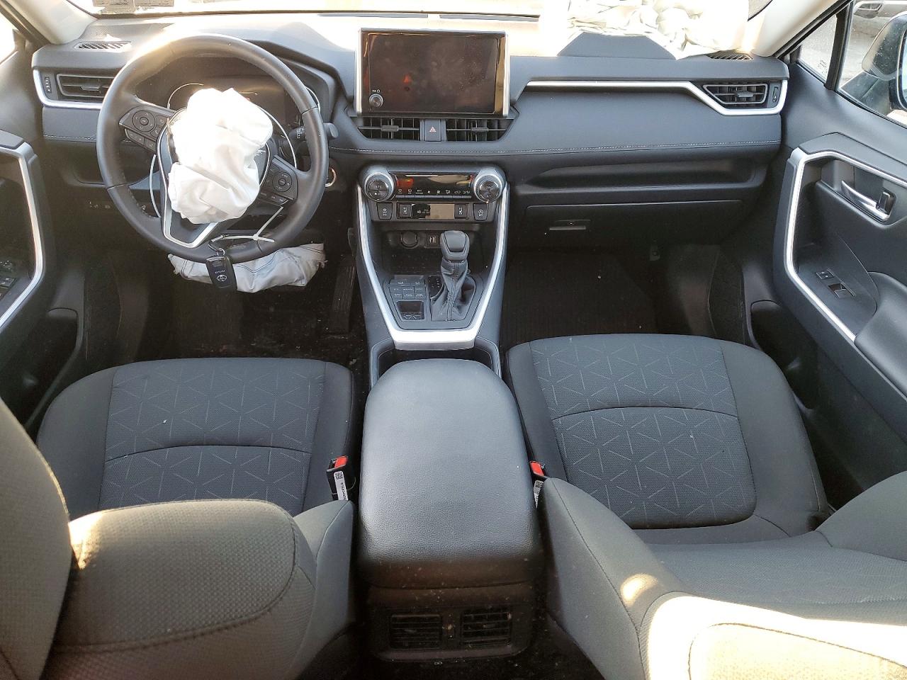 2024 TOYOTA RAV4 XLE photo 8