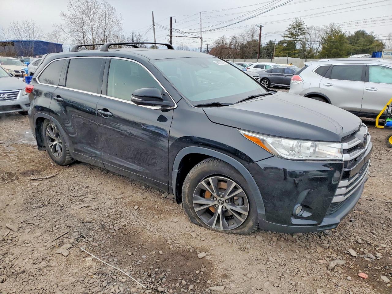 2017 TOYOTA HIGHLANDER LE photo 7