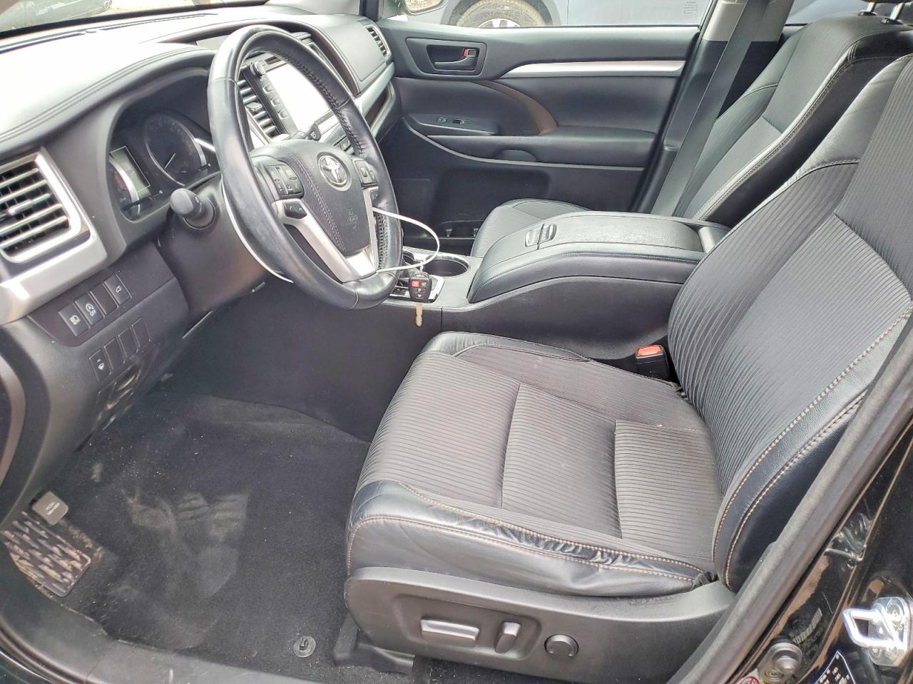 2017 TOYOTA HIGHLANDER LE photo 13