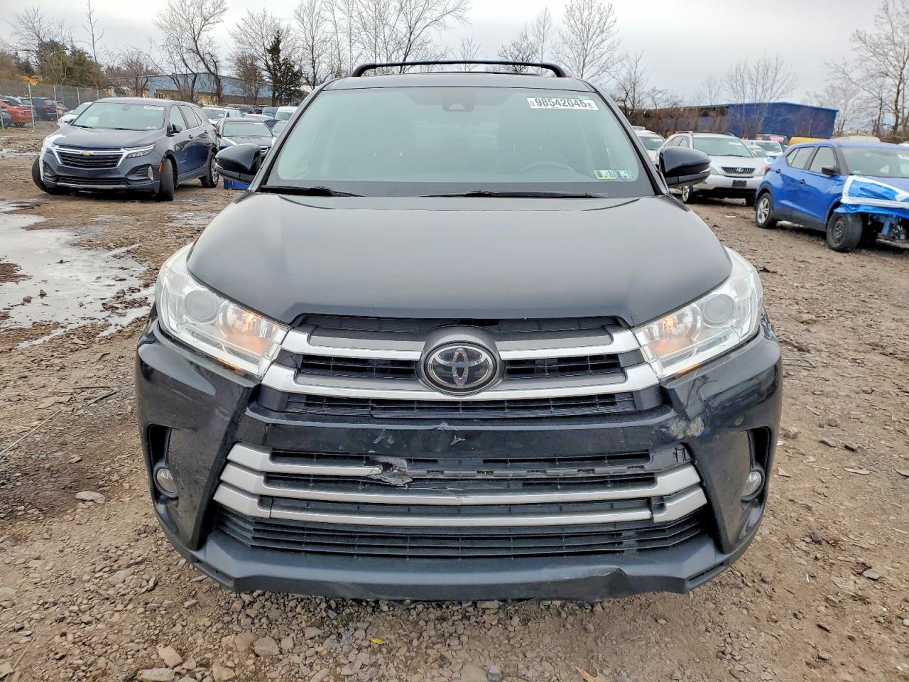 2017 TOYOTA HIGHLANDER LE photo 9