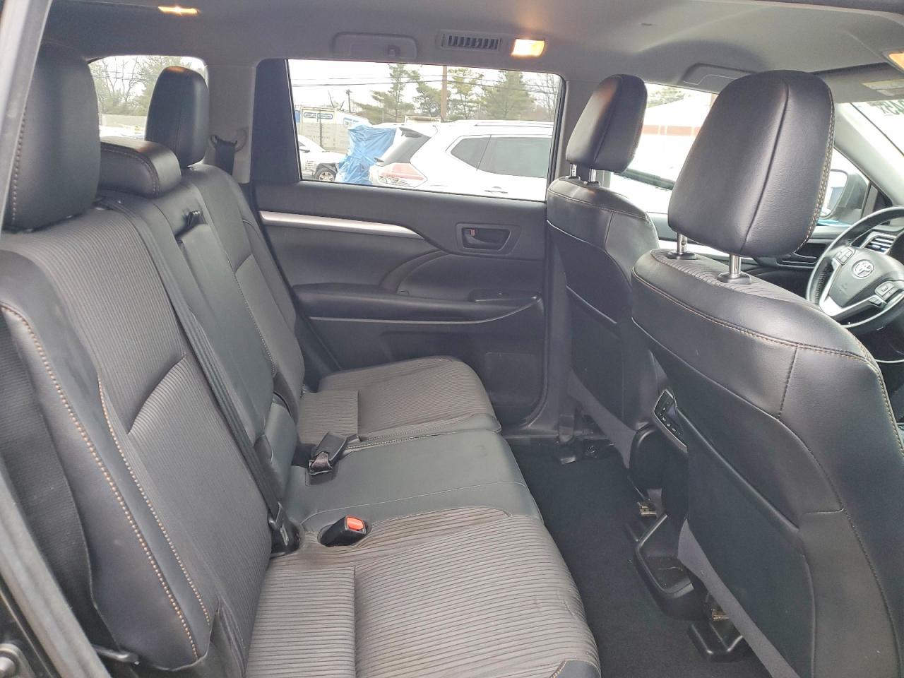 2017 TOYOTA HIGHLANDER LE photo 21