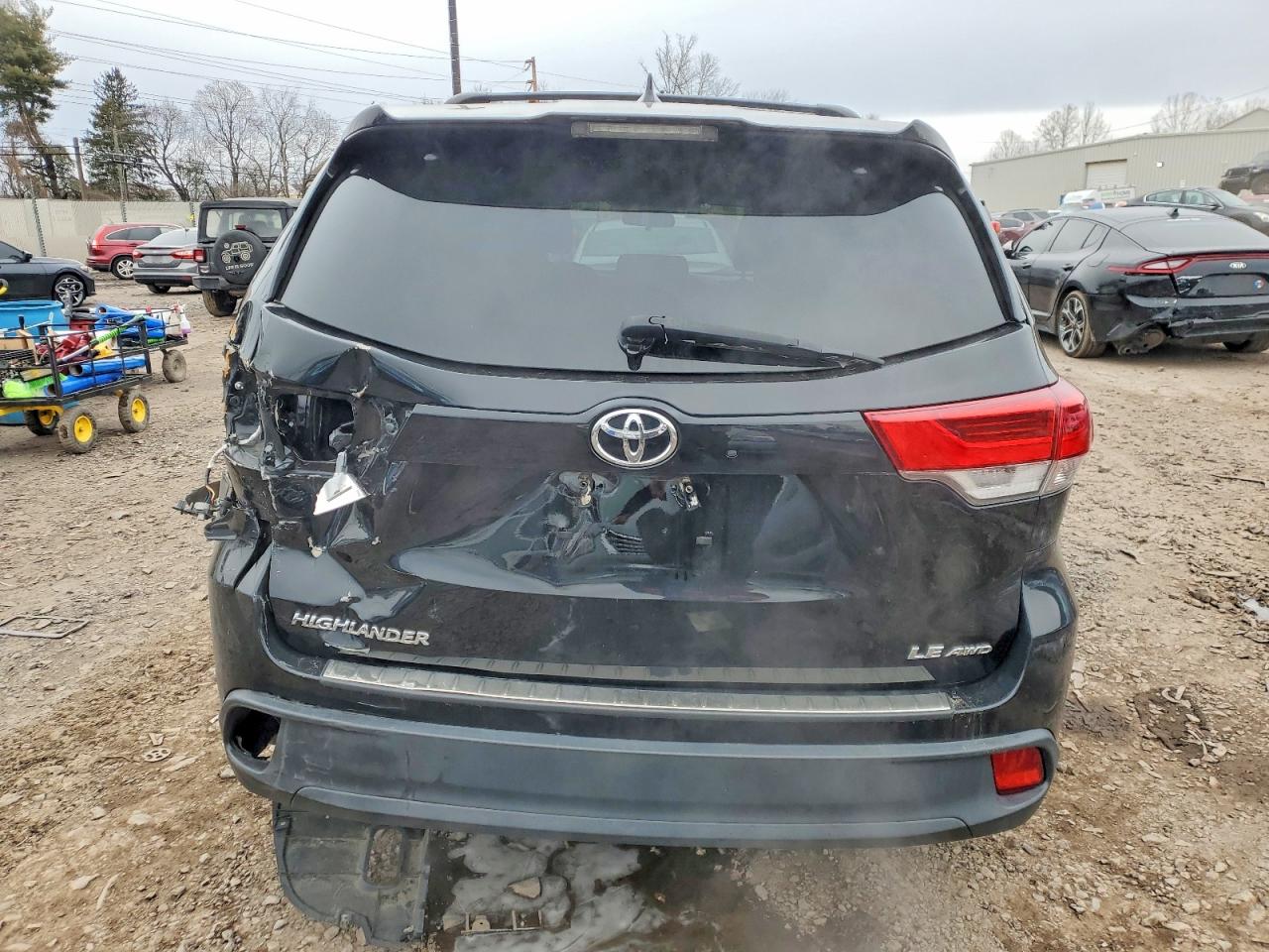 2017 TOYOTA HIGHLANDER LE photo 11