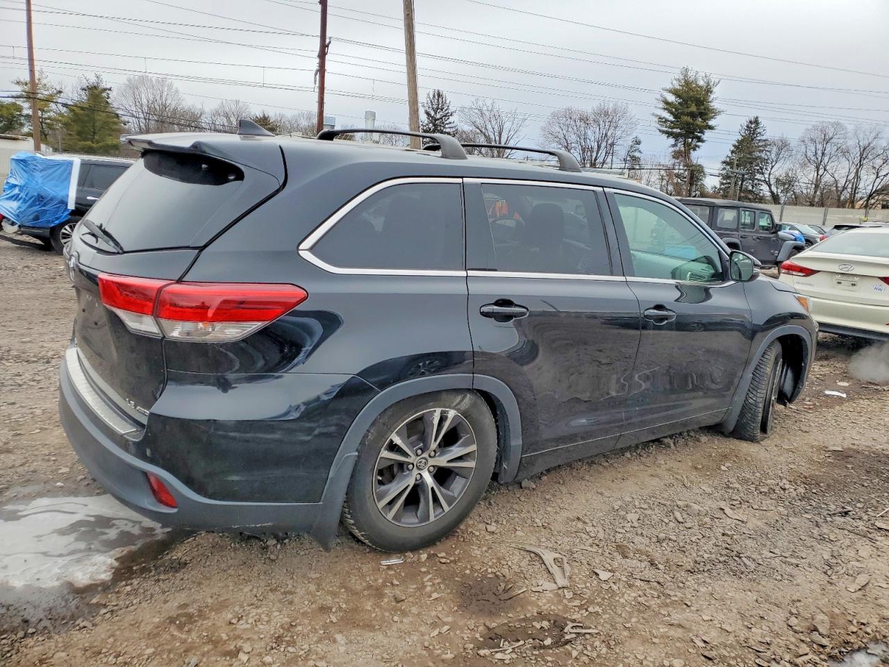 2017 TOYOTA HIGHLANDER LE photo 5
