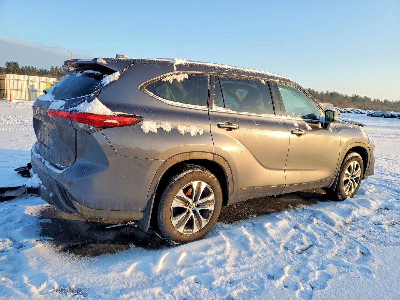 2021 TOYOTA HIGHLANDER XLE photo 3