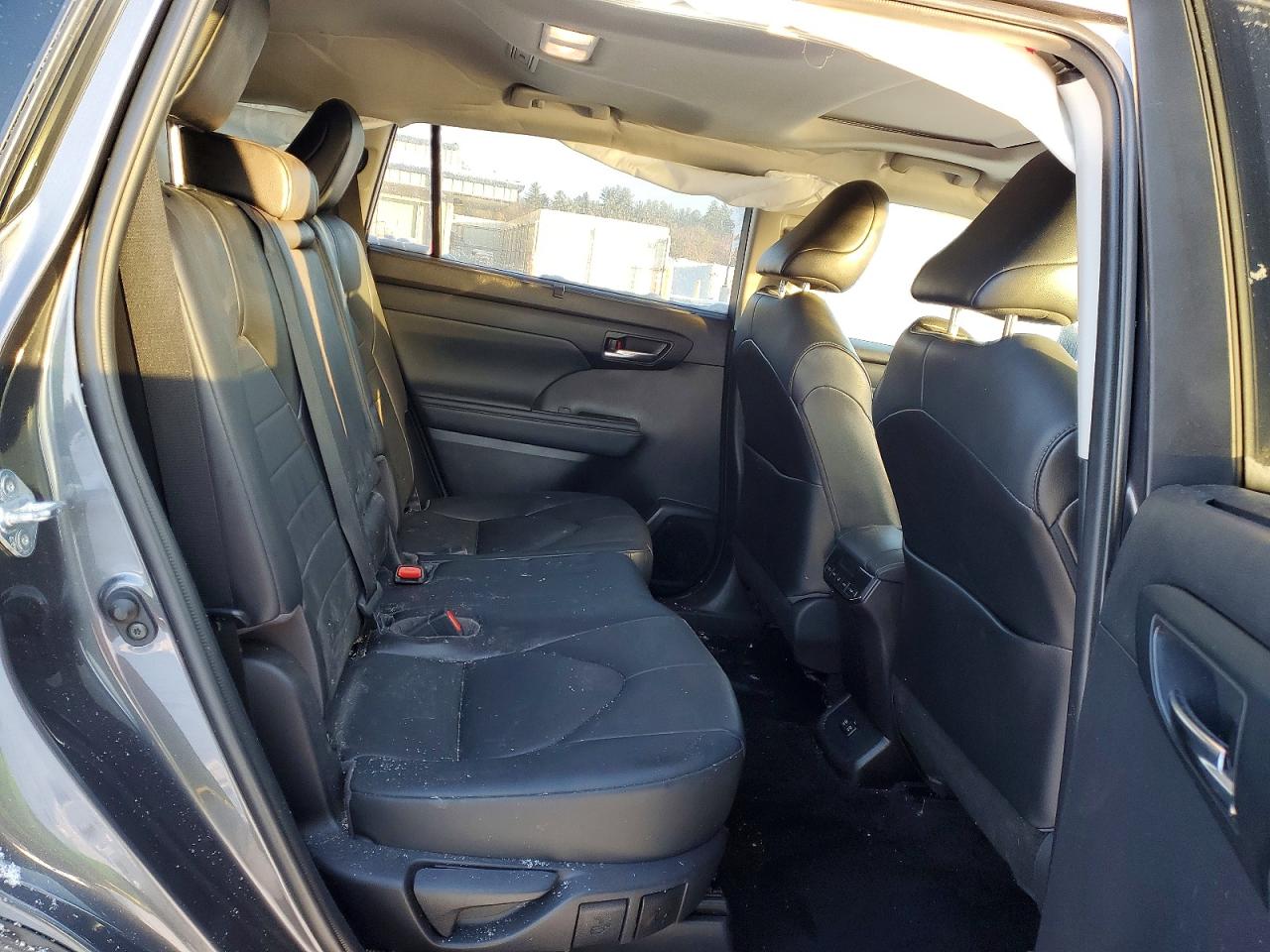 2021 TOYOTA HIGHLANDER XLE photo 10