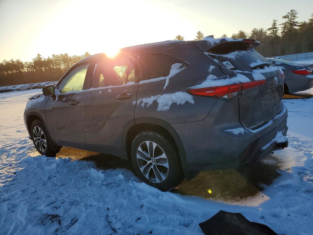 2021 TOYOTA HIGHLANDER XLE photo 2