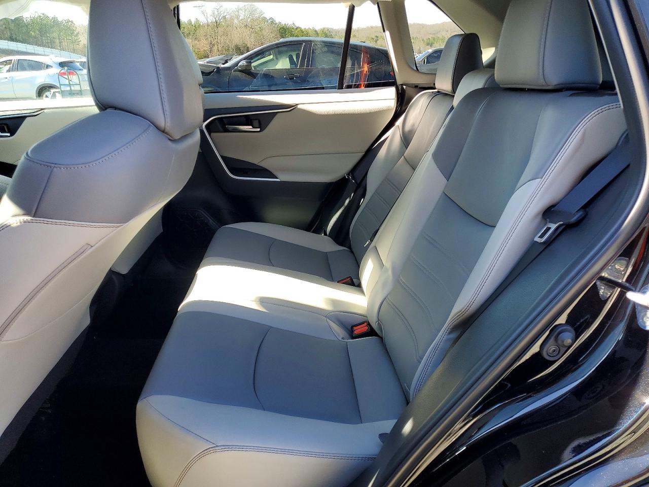 2022 TOYOTA RAV4 XLE PREMIUM photo 11
