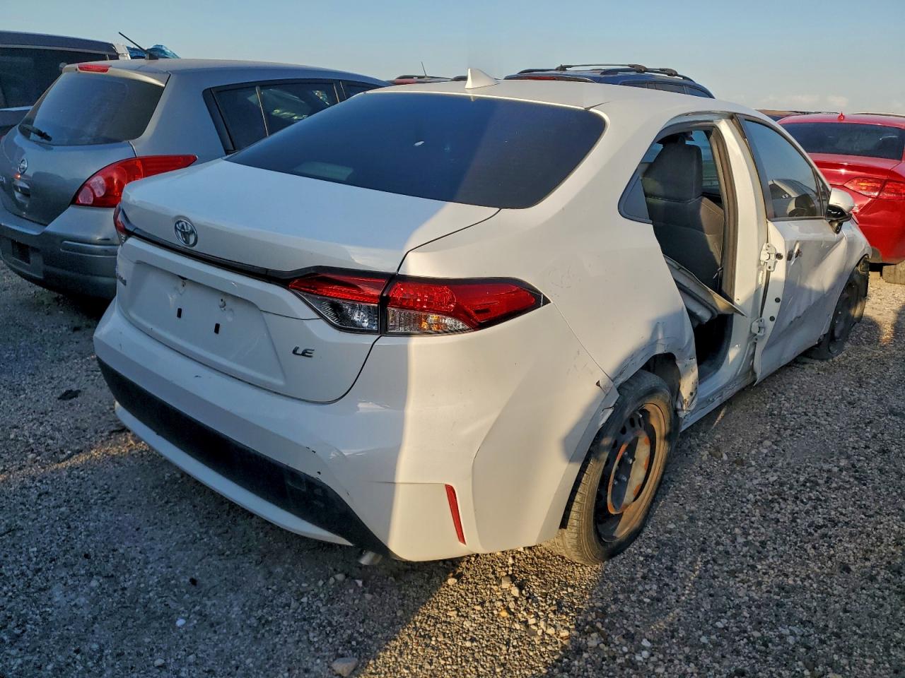 2021 TOYOTA COROLLA LE photo 3