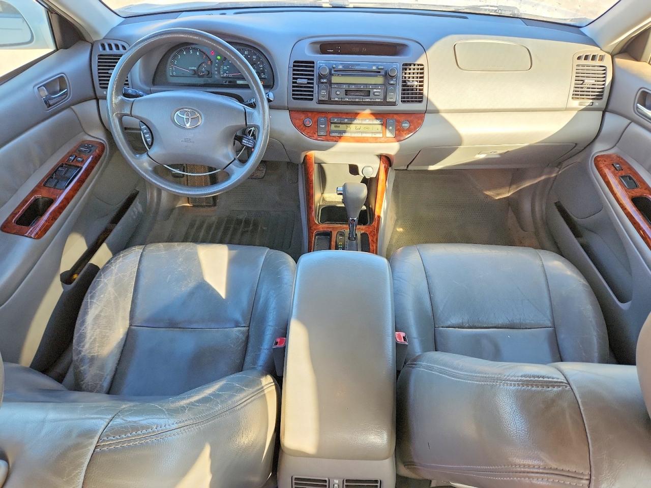 2002 TOYOTA CAMRY LE photo 8