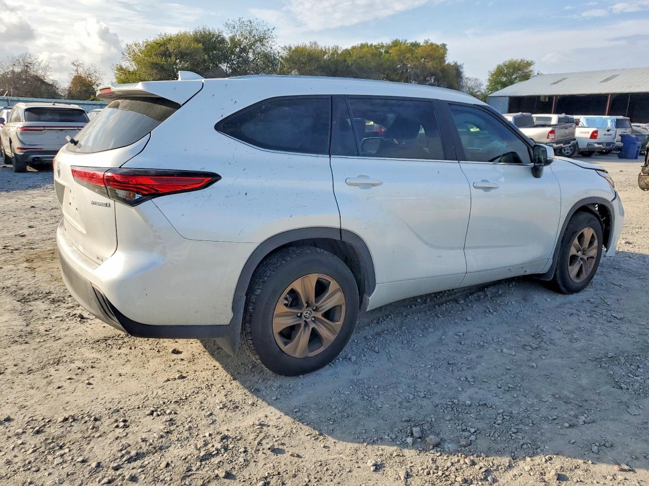 2023 TOYOTA HIGHLANDER HYBRID BRONZE EDITION photo 3