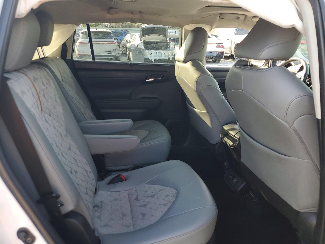2023 TOYOTA HIGHLANDER HYBRID BRONZE EDITION photo 11