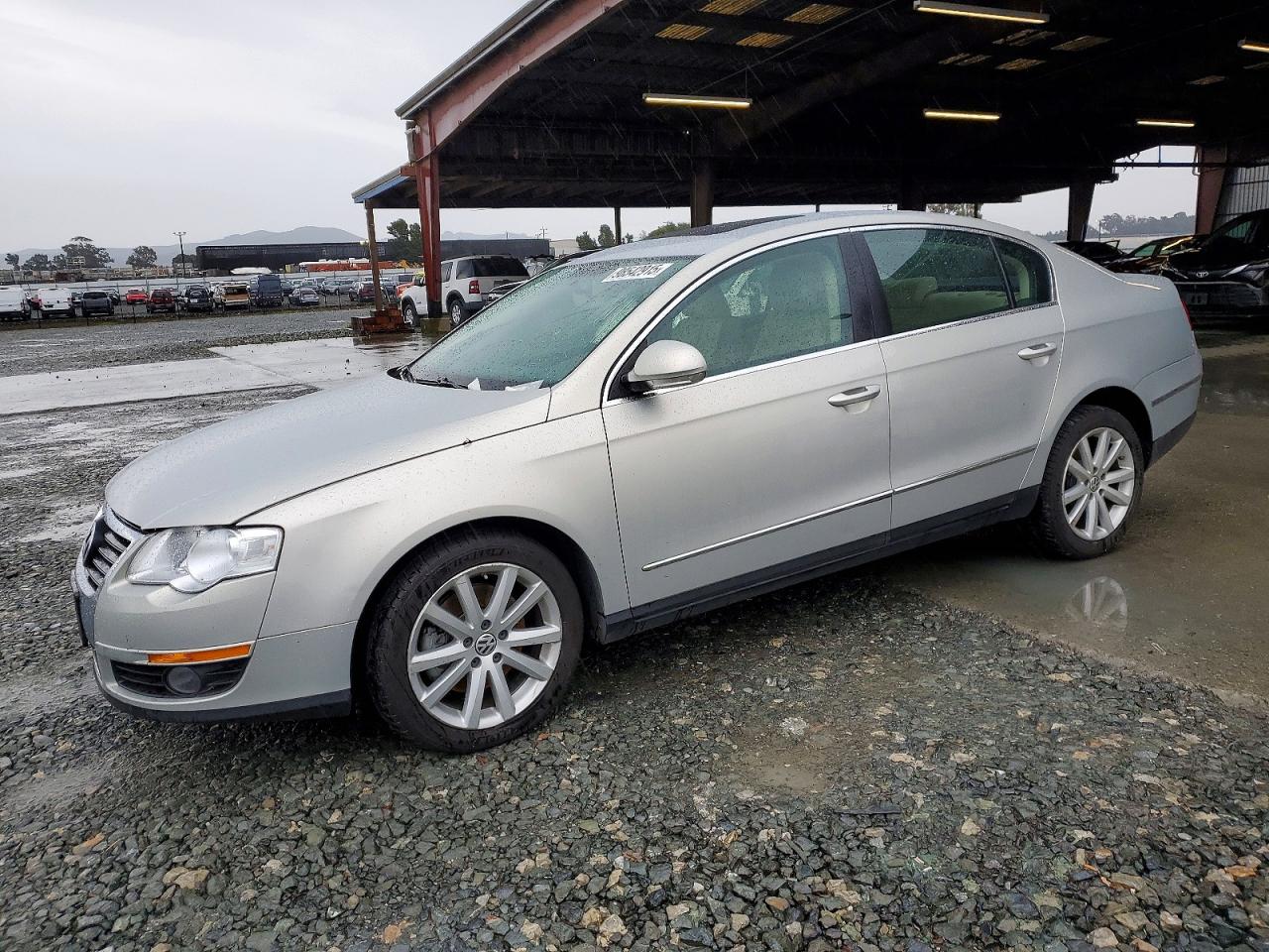 2010 VOLKSWAGEN PASSAT
