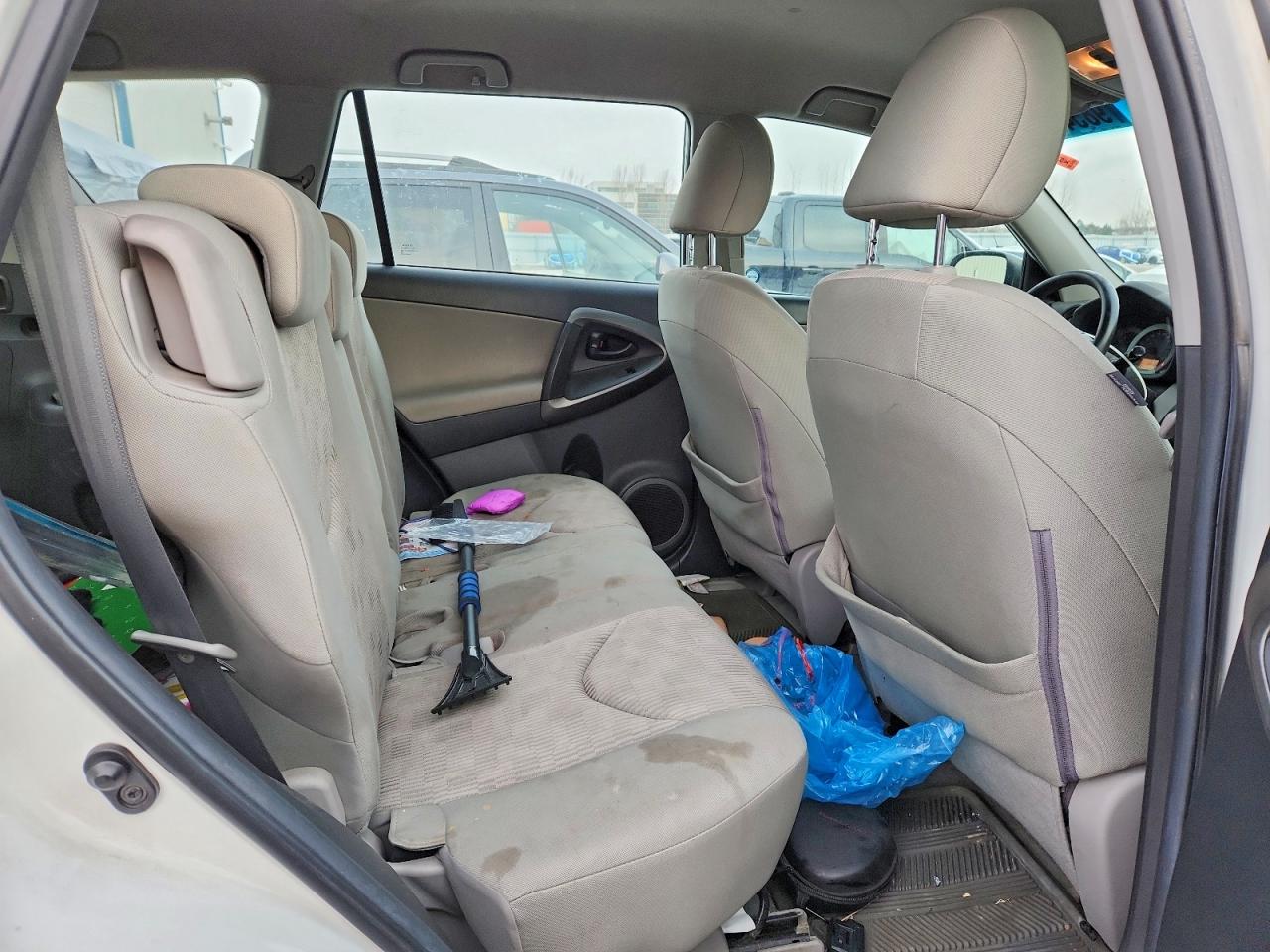 2011 TOYOTA RAV4 photo 11