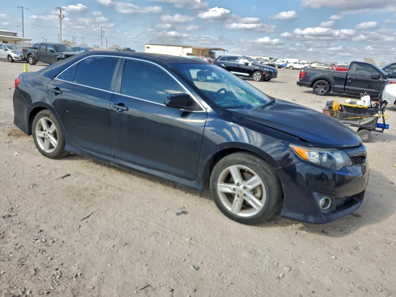 2014 TOYOTA CAMRY L photo 4