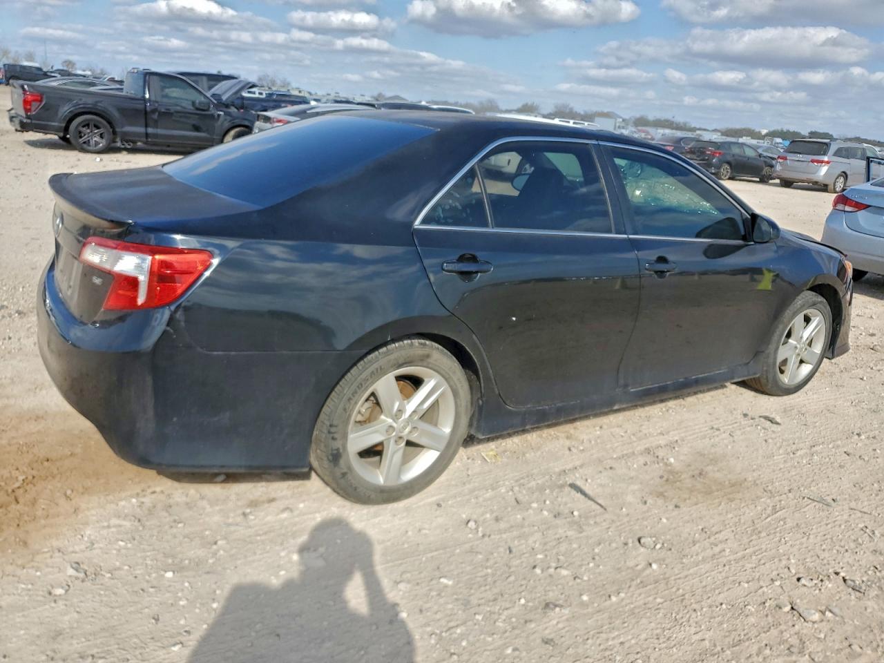 2014 TOYOTA CAMRY L photo 3