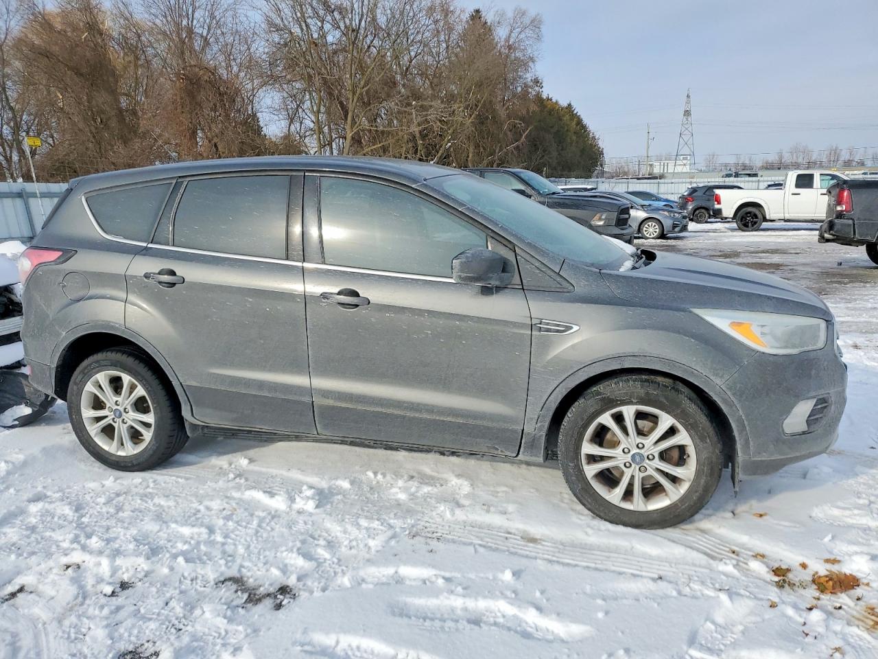 2017 FORD ESCAPE SE photo 4