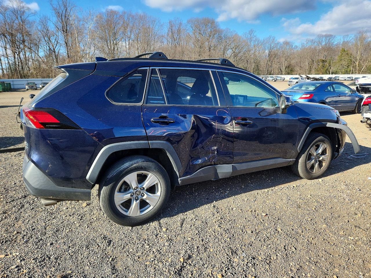 2021 TOYOTA RAV4 XLE photo 3