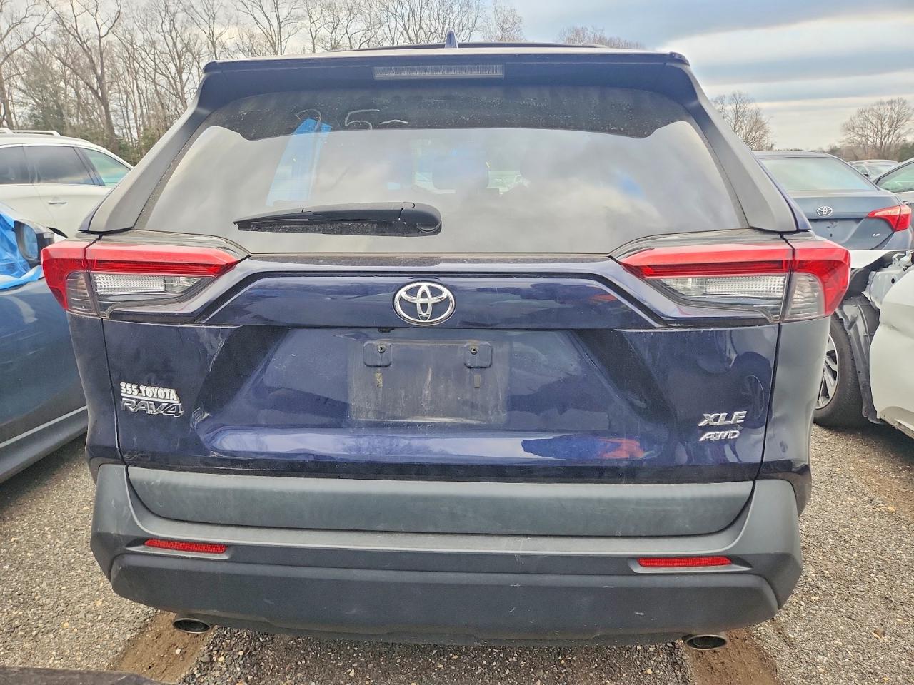 2021 TOYOTA RAV4 XLE photo 6
