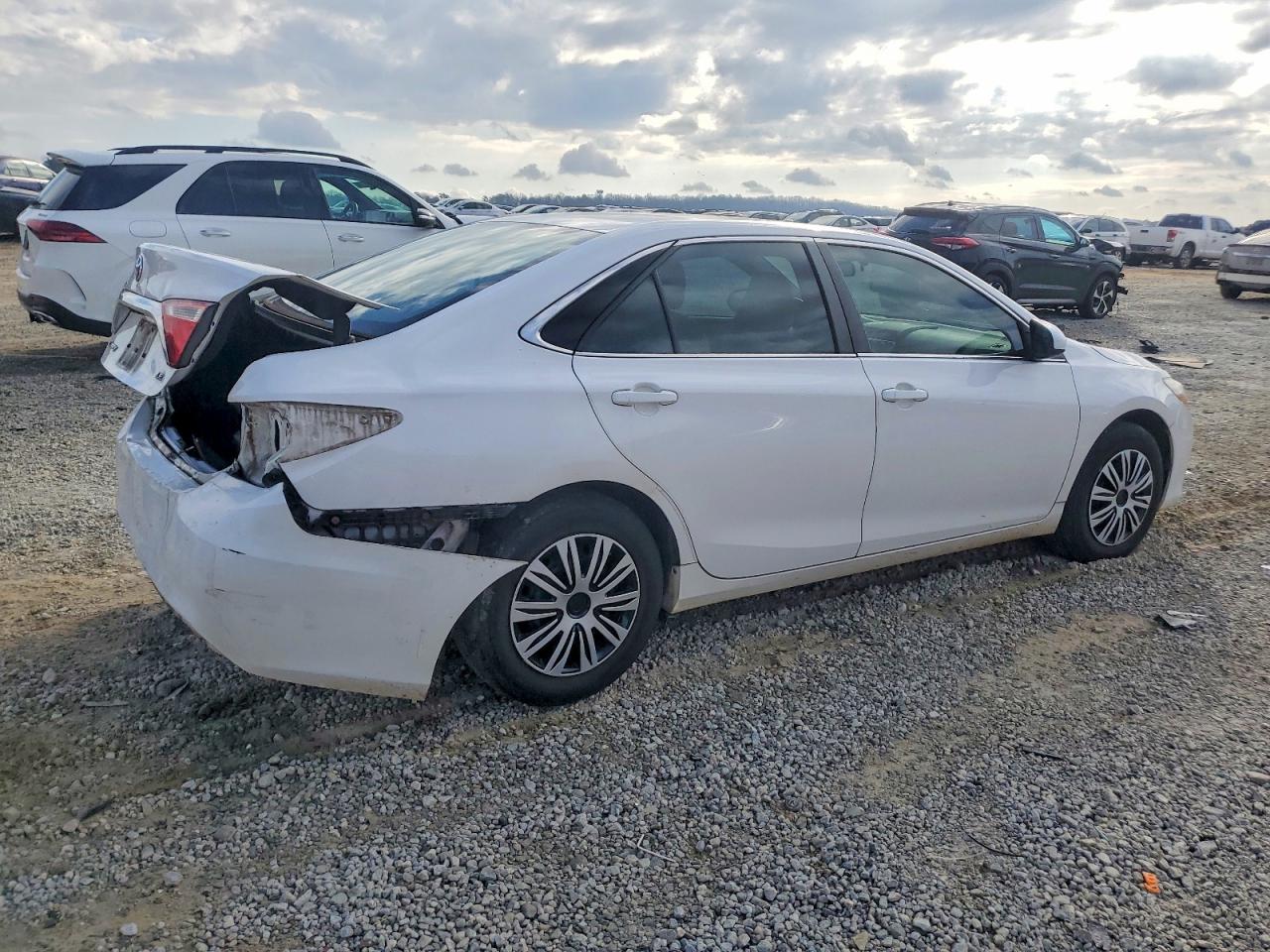 2016 TOYOTA CAMRY LE photo 3