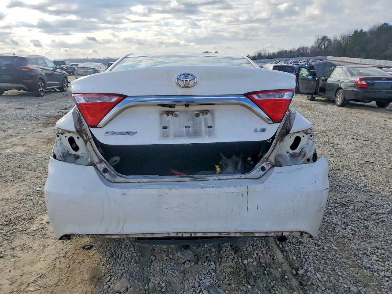 2016 TOYOTA CAMRY LE photo 6