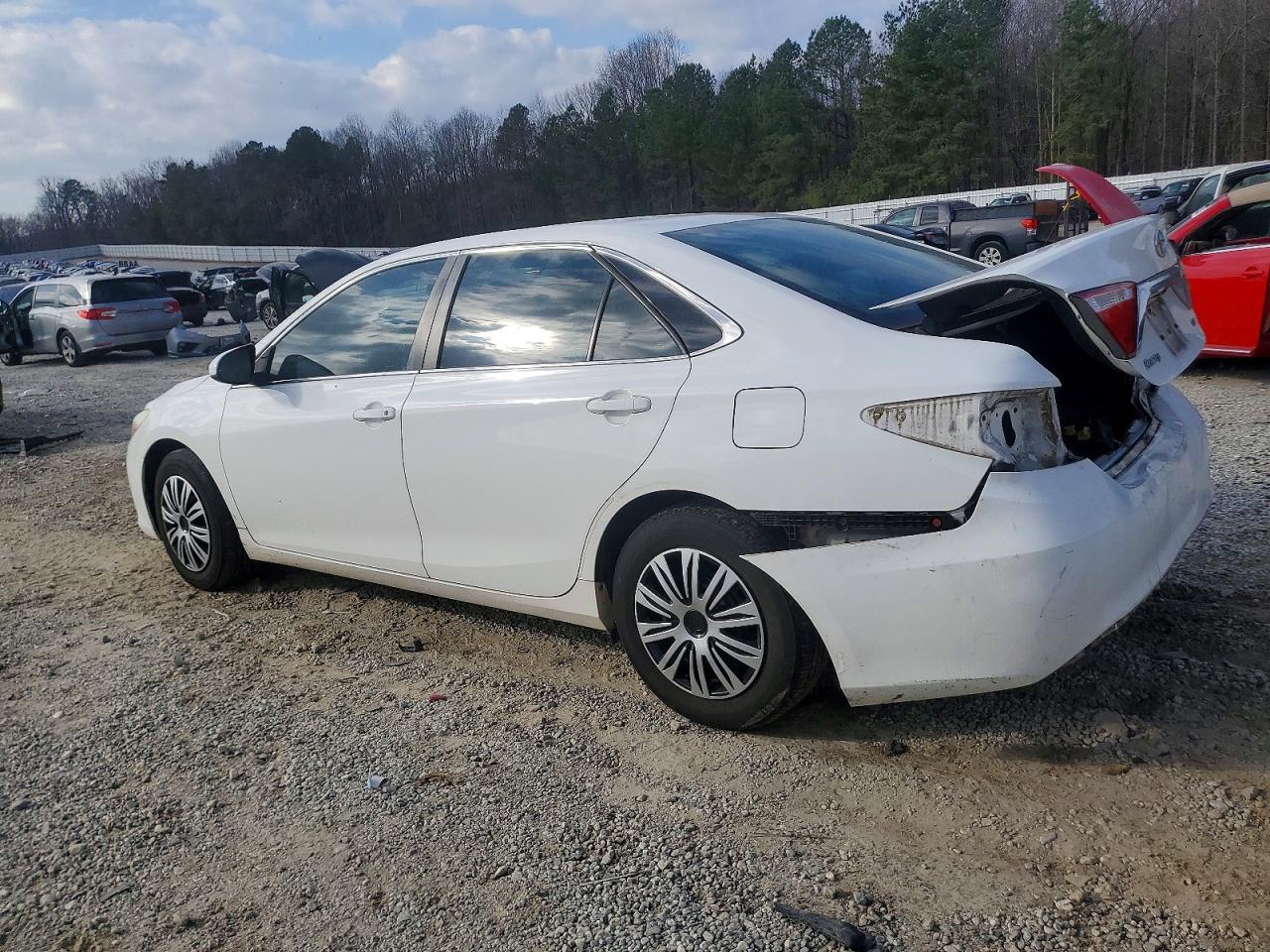 2016 TOYOTA CAMRY LE photo 2