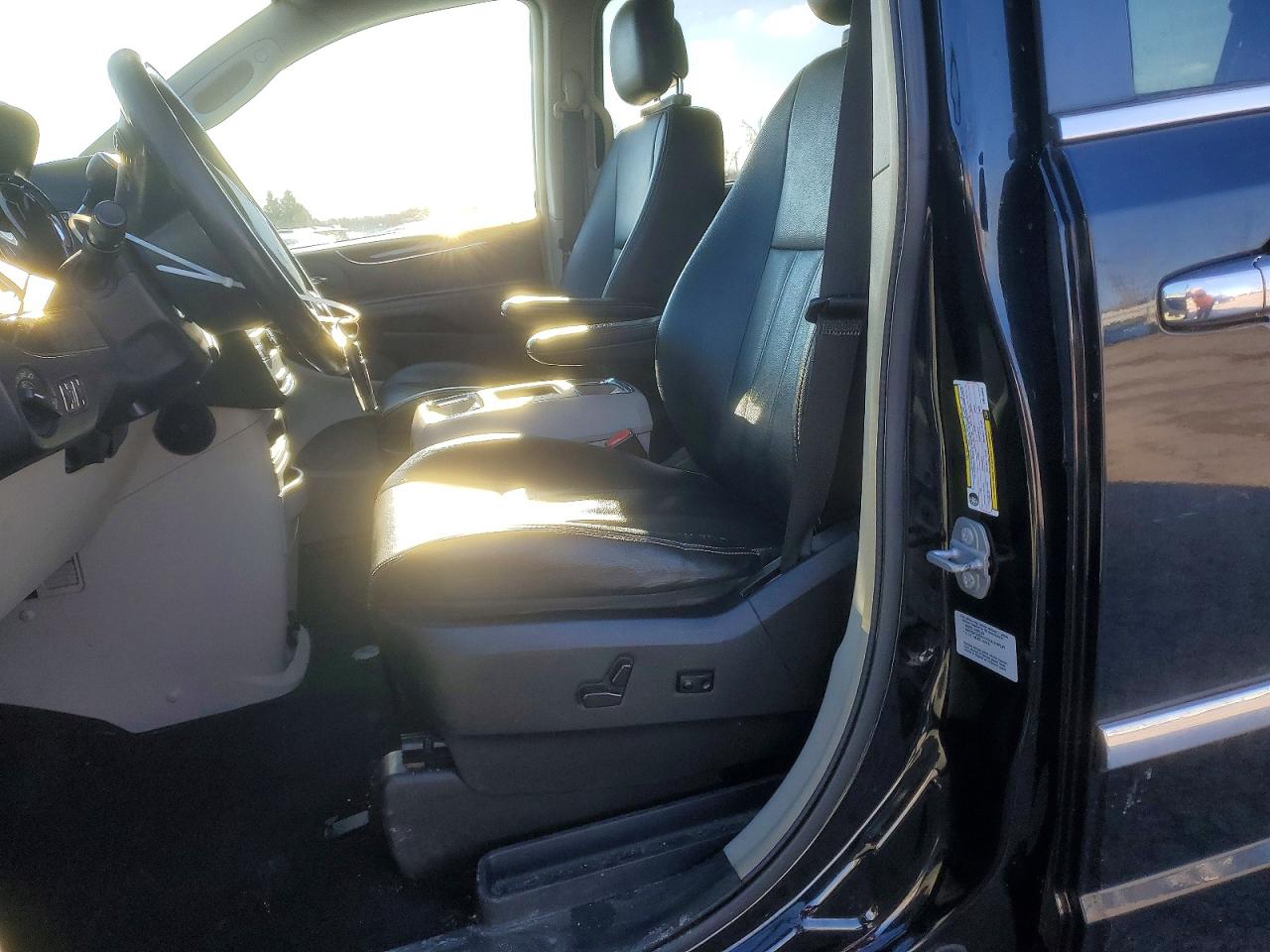 2015 CHRYSLER TOWN & COUNTRY TOURING photo 7