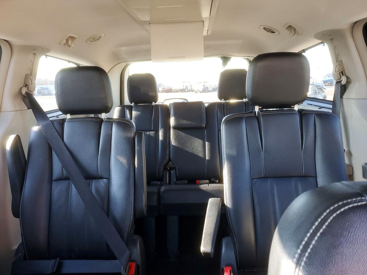 2015 CHRYSLER TOWN & COUNTRY TOURING photo 10