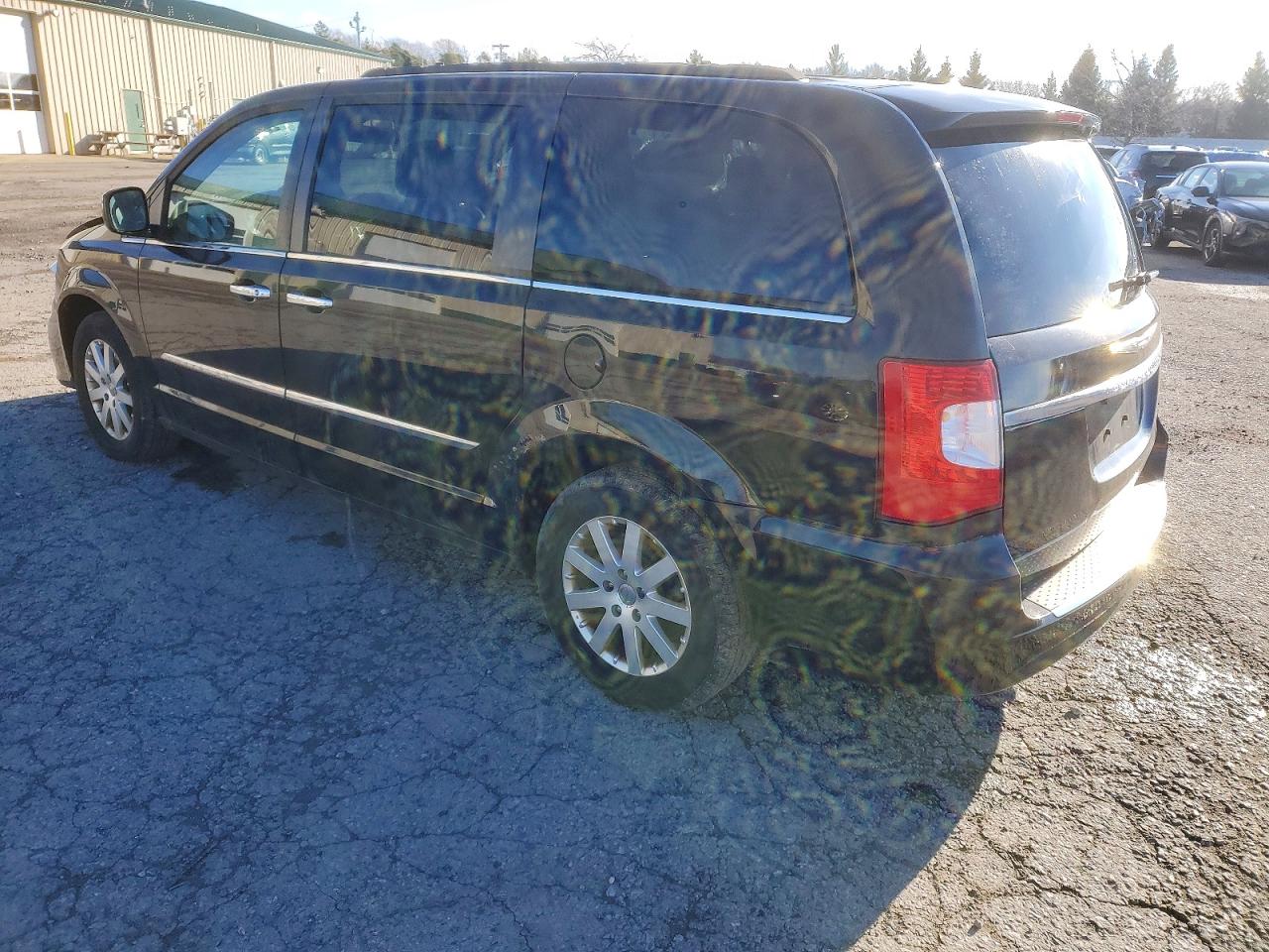 2015 CHRYSLER TOWN & COUNTRY TOURING photo 2