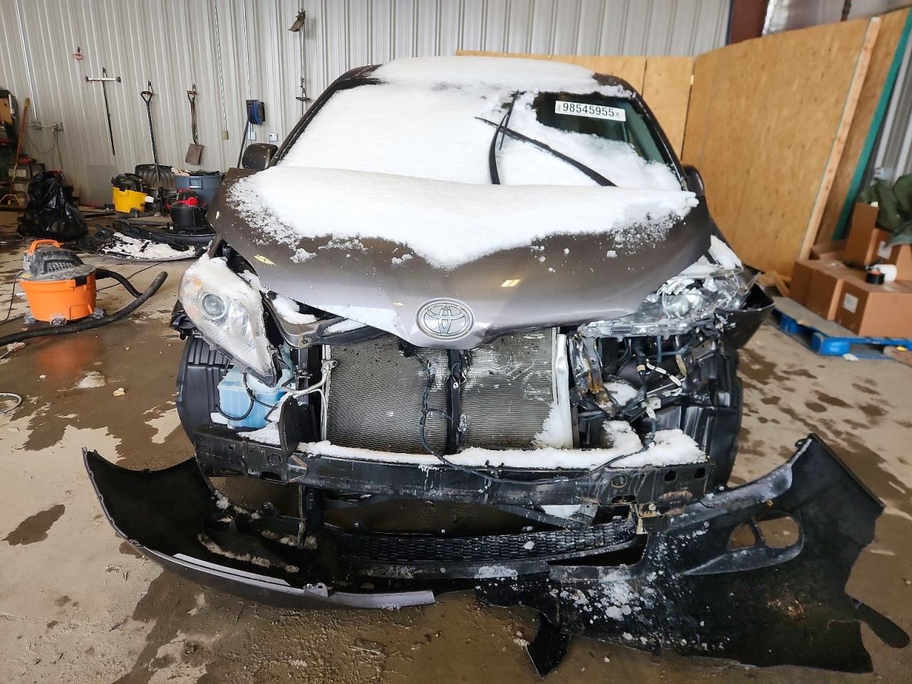2017 TOYOTA SIENNA LE photo 5