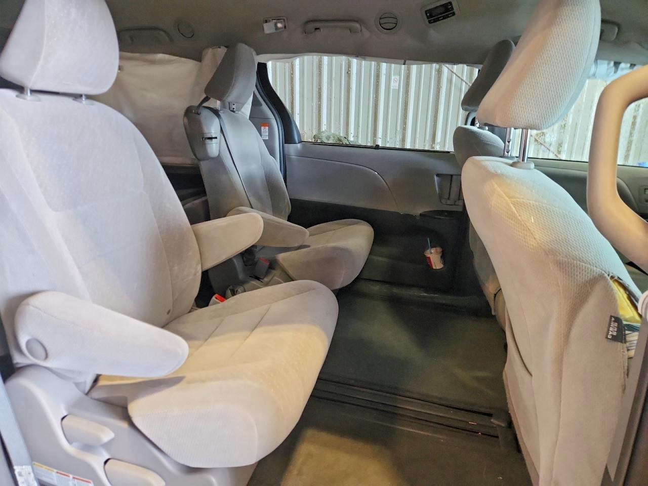 2017 TOYOTA SIENNA LE photo 10